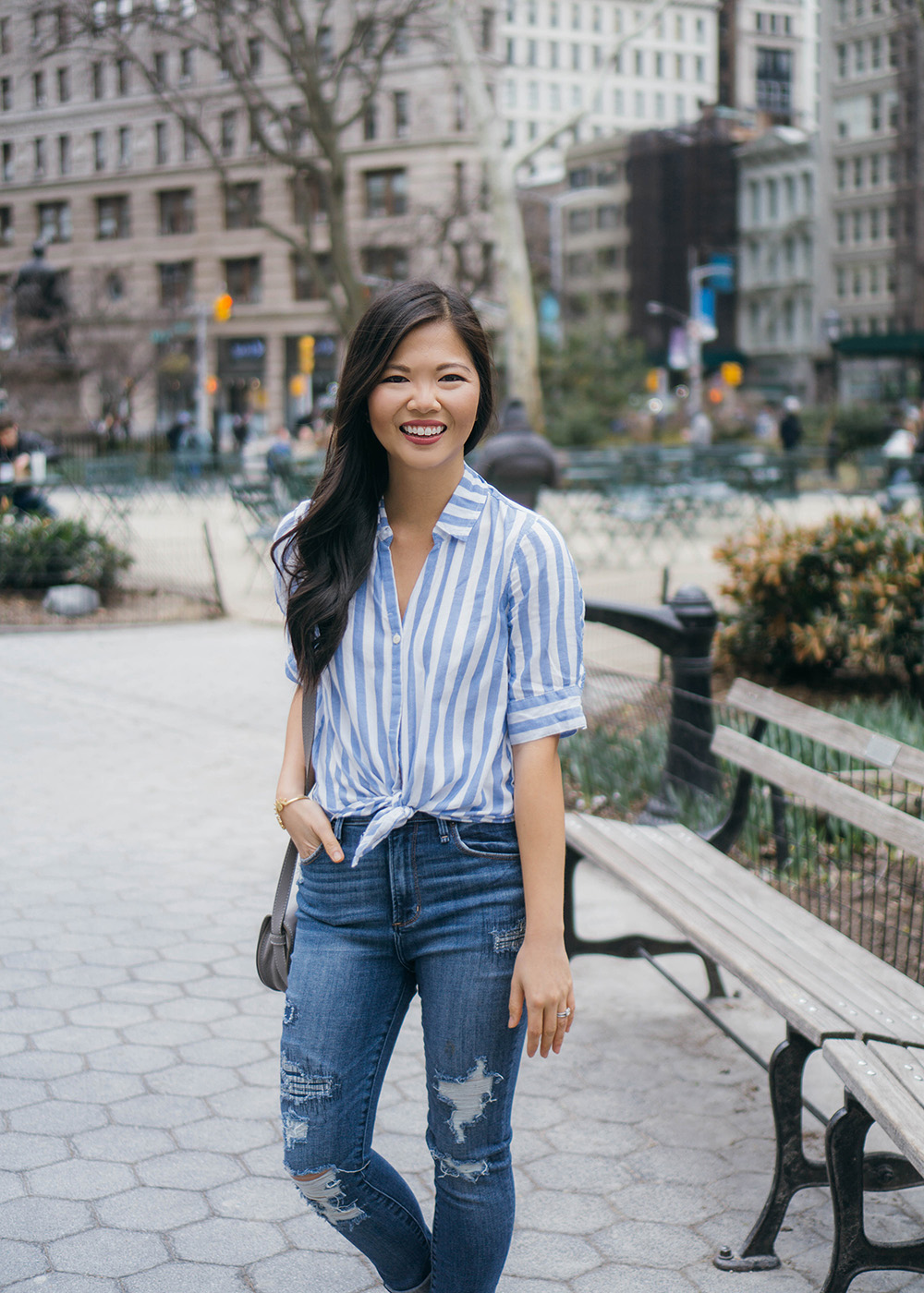 Casual Outfit Inspiration / Striped Short Sleeve Shirt & Ripped Jeans
