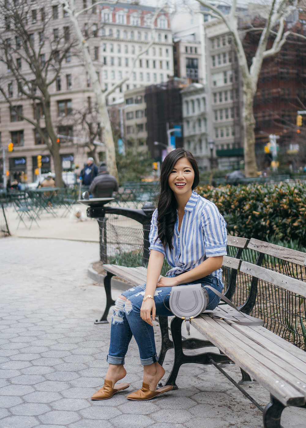 Casual Outfit Inspiration / Striped Short Sleeve Shirt & Ripped Jeans