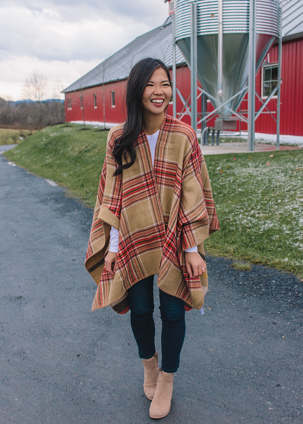 Fall Outfit Inspiration / Plaid Poncho & Skinny Jeans